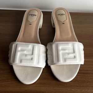 Fendi  debossed logo sandals size 38